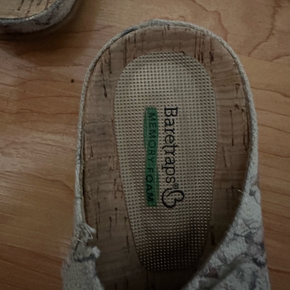 🍉Baretraps sandals 9 1/2 GUC, Velcro tan with floral pattern - Picture 3 of 10